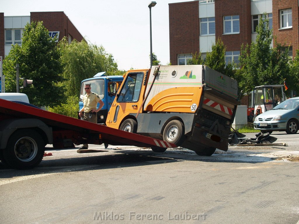 VU LKW Kehrmaschine Koeln Porz Gremberhoven Frankfurterstr - Ratherstr 52.JPG